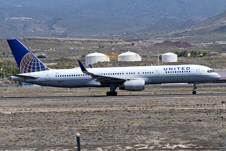 Boeing 757-200 - N18119 operated by United Airlines