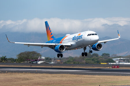 Airbus A320-214 - N195NV operated by Allegiant Air